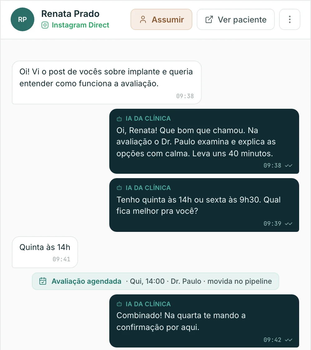 Conversa no Instagram em que a IA da clínica explica a avaliação de implante, oferece horários e agenda para quinta às 14h.